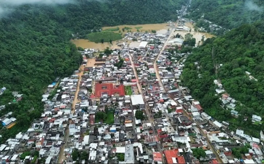 Imagen Zongolica amanece bajo el agua por paso de onda tropical 18