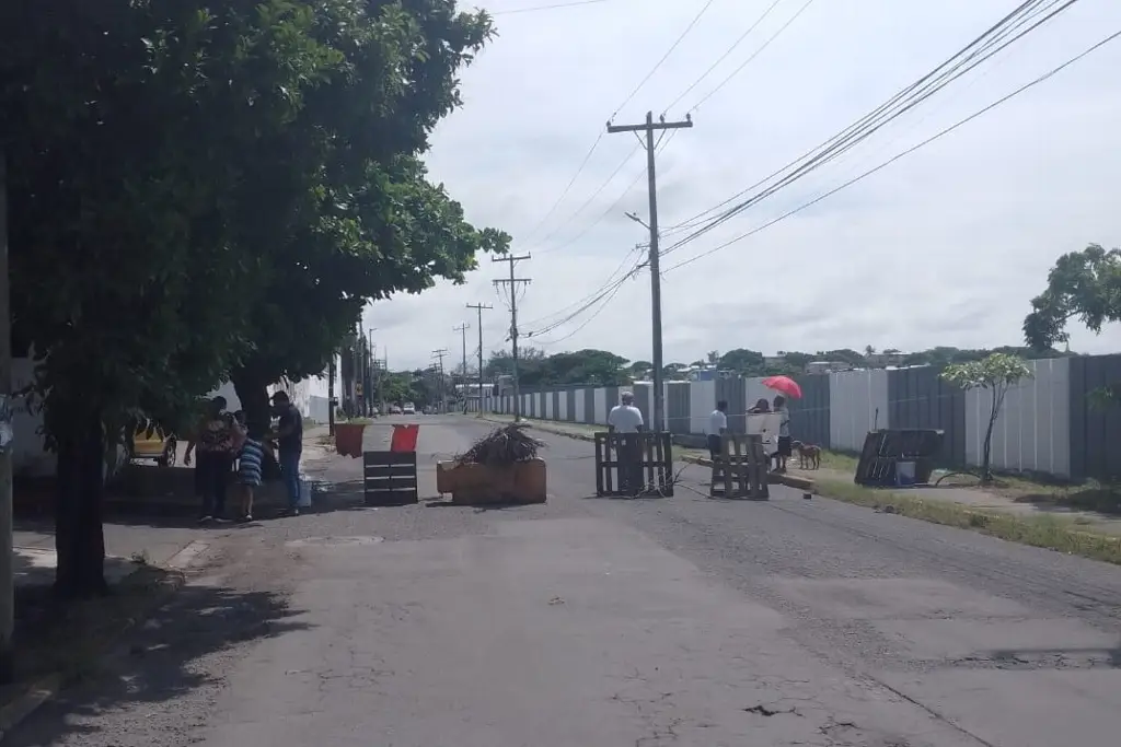 Bloquean avenida Raz y Guzmán de Veracruz por falta de luz - xeu ...