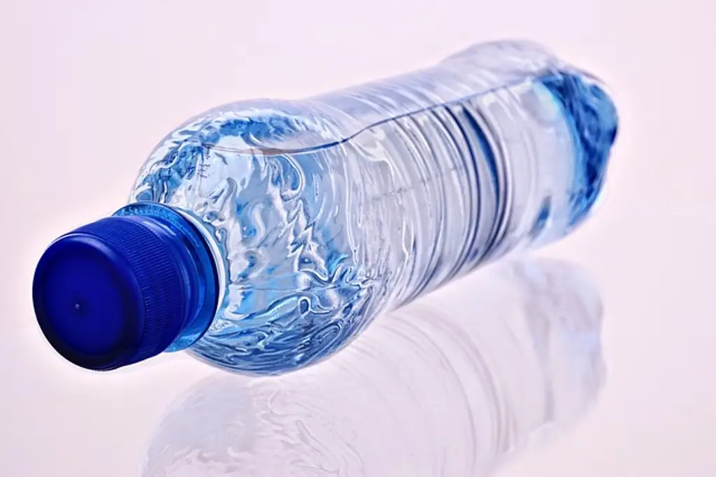Imagen Mujer de 35 años muere por tomar 'demasiada agua muy rápido'