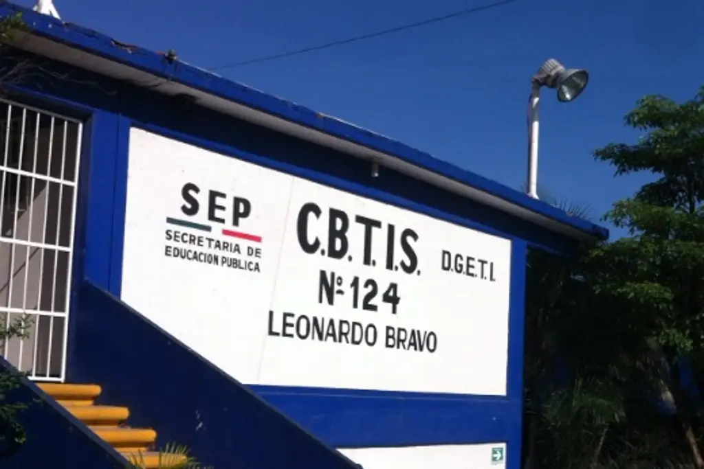 Imagen Padres de familias toman las instalaciones del CBTIS 124 en Veracruz; esto ocurrió 