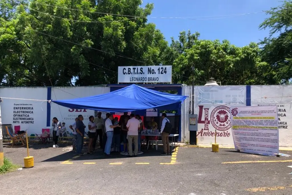 Imagen El obstáculo para certificación de CBTIS 124 de Veracruz es el director: madres de familia