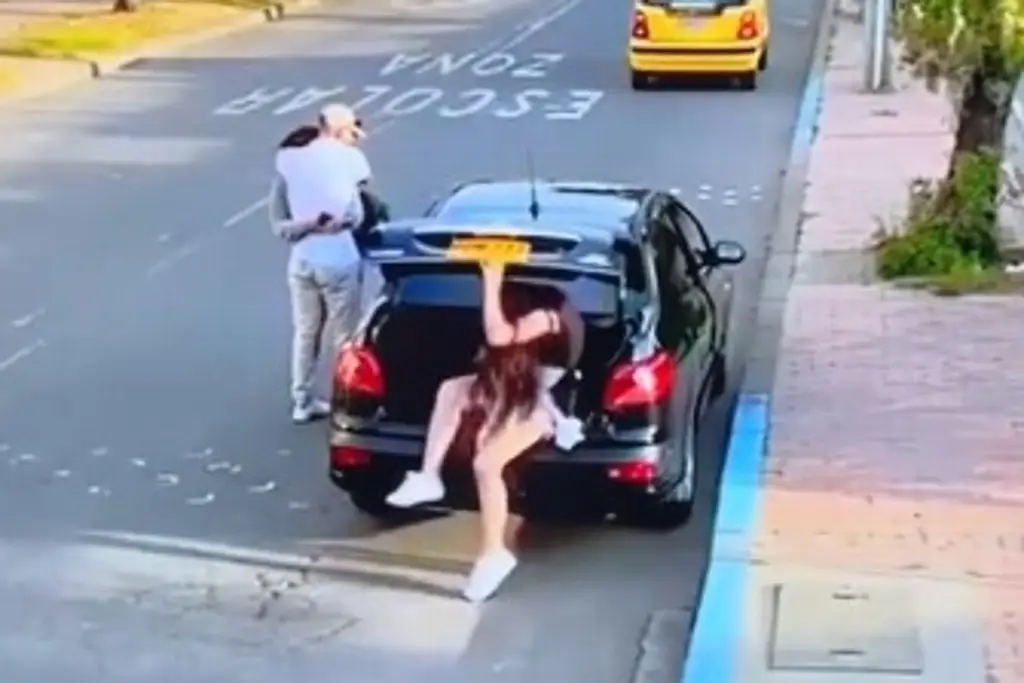 Imagen Hombre esconde a su amante en la cajuela para discutir con su novia (+Video)