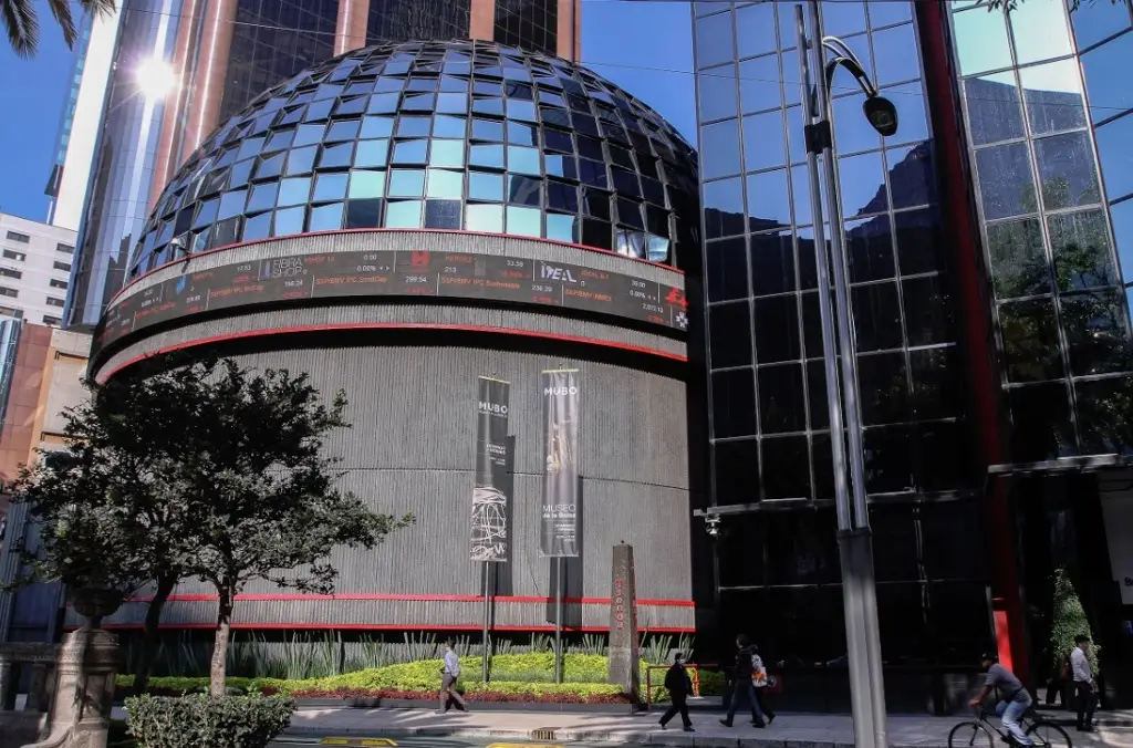 Imagen Bolsa mexicana cae 1.2% este viernes; cierra con pérdida semanal de 1.37%