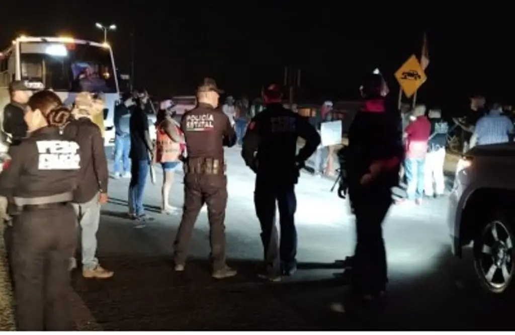 Imagen Bloquean la carretera Tampico-Valles por falta de luz
