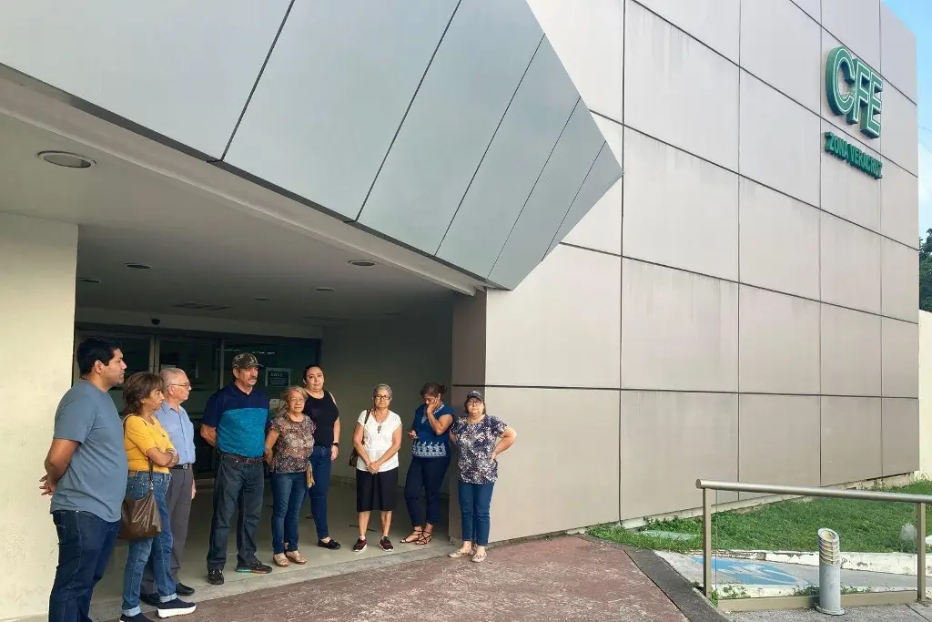 Bloquean ingreso a CFE por falta de luz en Veracruz - xeu noticias veracruz