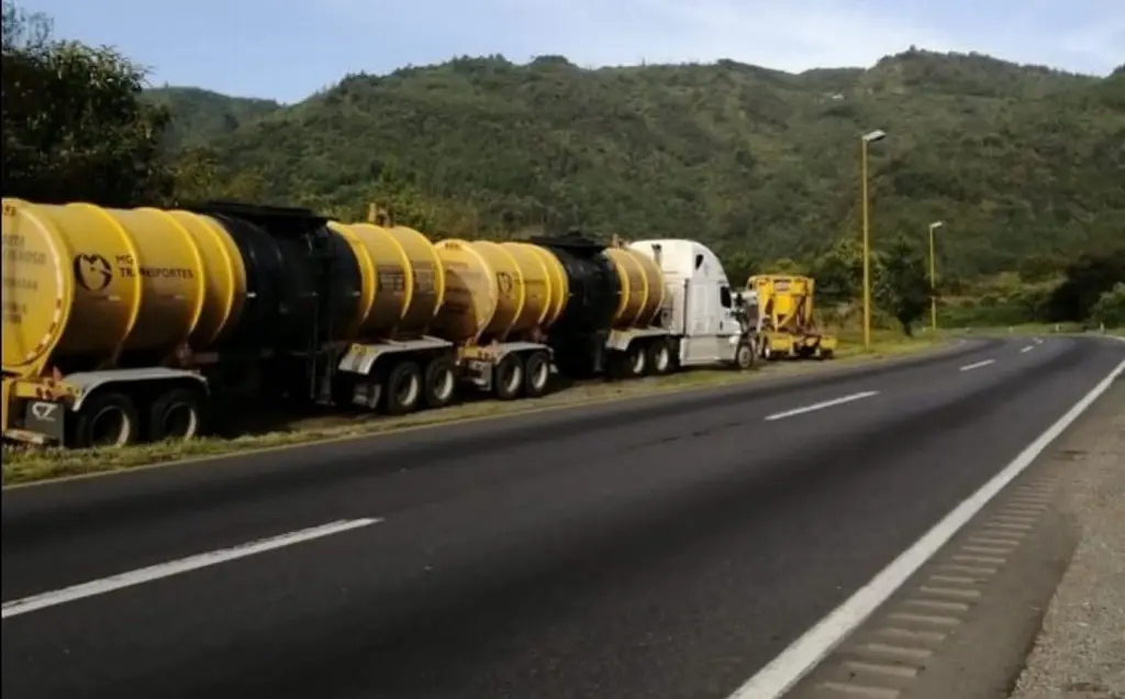 Imagen Vuelca tráiler cargado de material agroquímico en autopista de Veracruz 