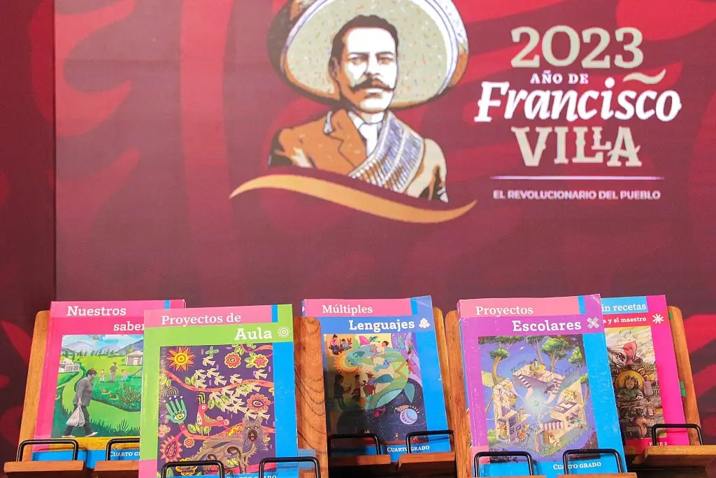 Imagen Padres de familia entregan firmas en SEP; exigen usar libros anteriores