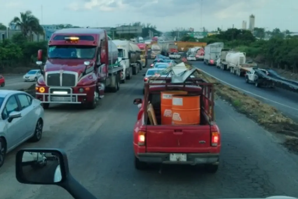 Imagen Largas filas en autopista Córdoba-Veracruz a la altura de la caseta de Paso del Toro