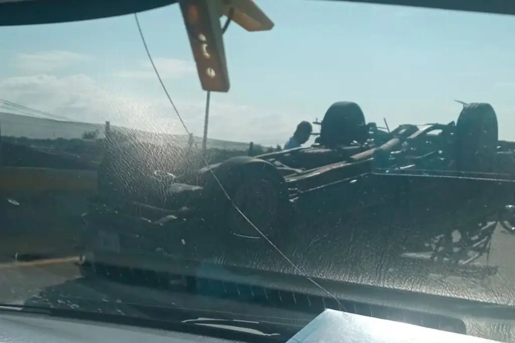 Imagen Vuelca camioneta en puente de Las Amapolas; pasajero queda debajo de la batea 