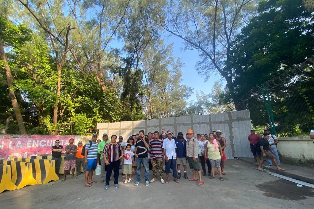 Imagen Construyen muro en acceso a zona de Punta Gorda en Veracruz, pescadores reportan afectación 