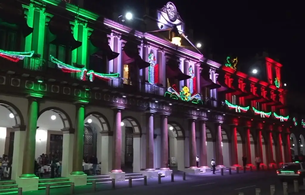 Imagen Iluminan Palacio de Gobierno de Xalapa con colores patrios 