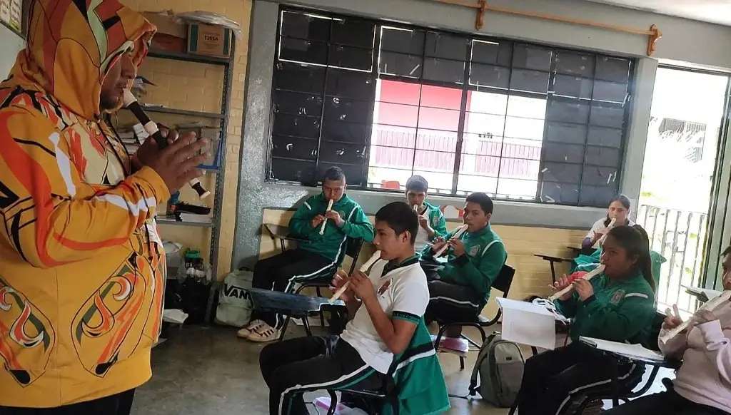 Imagen Con temas de Caballeros del Zodiaco enseña música a sus alumnos (+video)