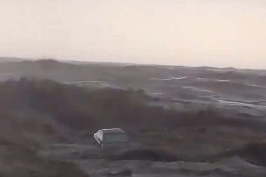 Imagen Por fuertes inundaciones autos son arrastrados al mar en Grecia (+Video)