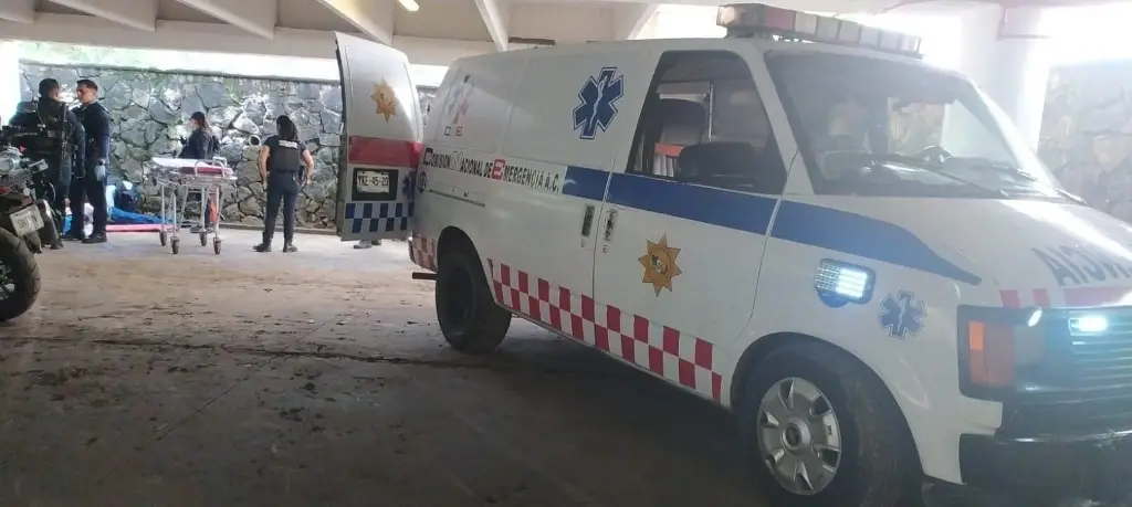 Cae del segundo piso de plaza comercial en Xalapa, Veracruz - xeu ...