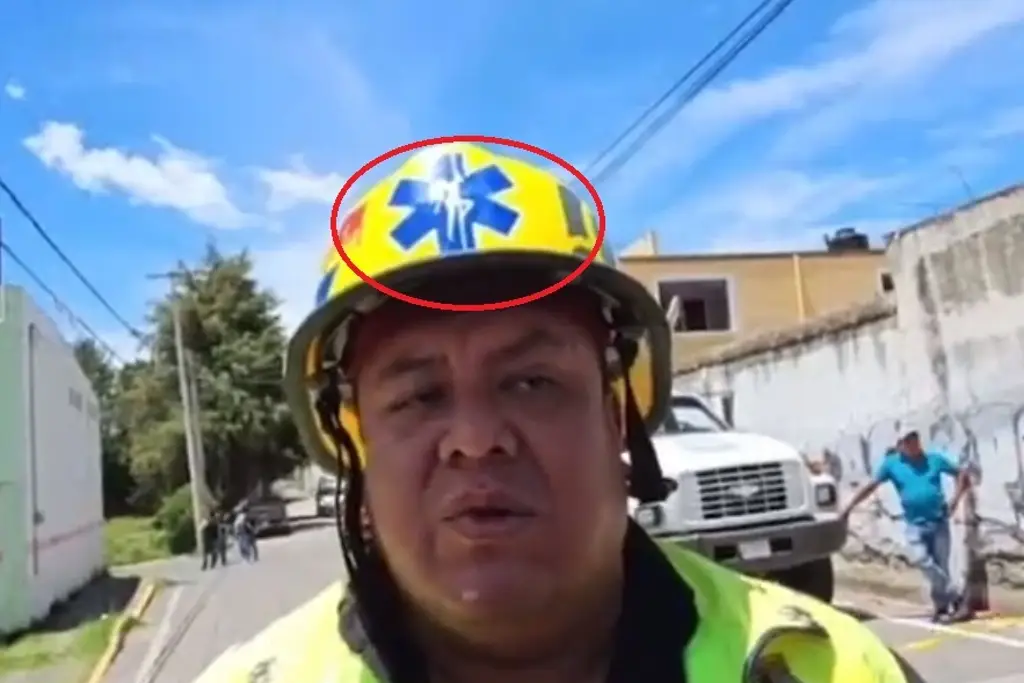 Imagen Bailarina exótica aparece en casco de funcionario de Protección Civil (+video)