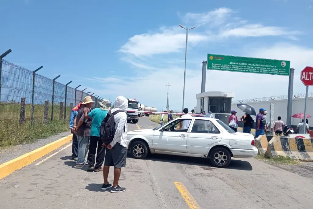 Imagen Pescadores bloquean acceso y salida de San Juan de Ulúa en Veracruz