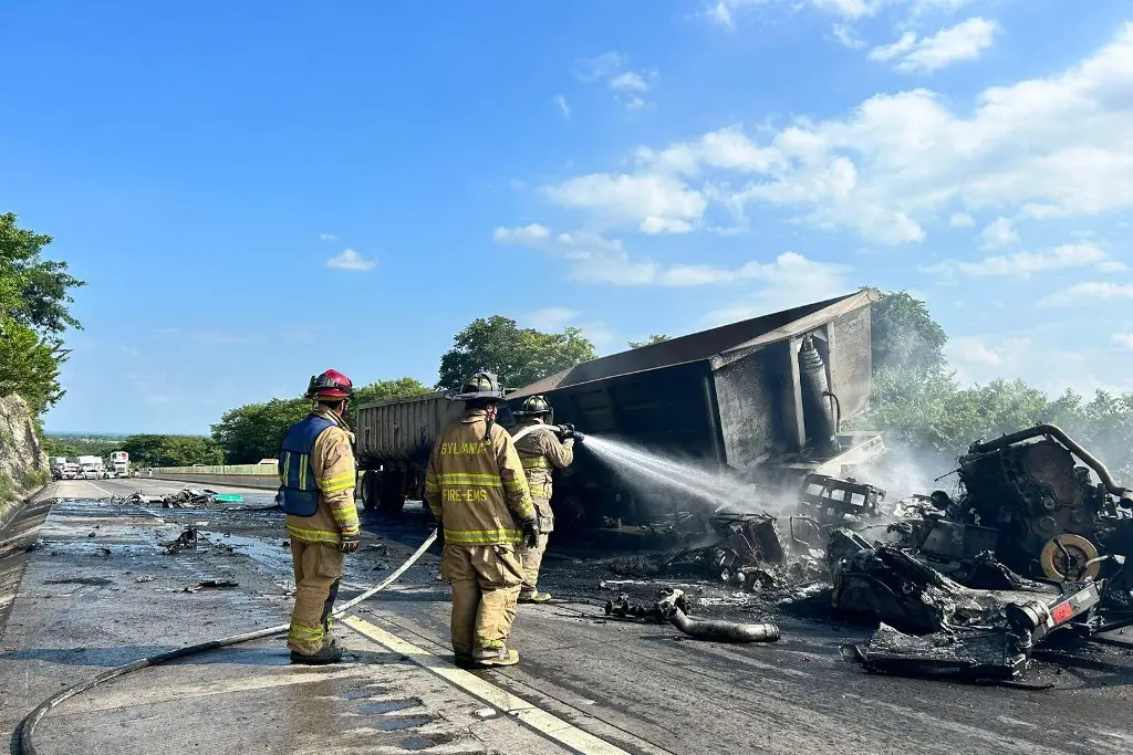 Choque de tráileres e incendio en autopista Córdoba-Veracruz - xeu ...