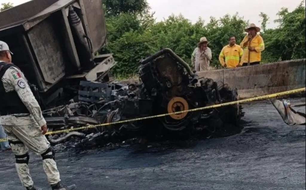 Deja un muerto choque e incendio de tráileres en autopista Córdoba ...