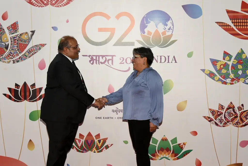 Imagen Secretaria de Economía llega en 'crocs' a India para Cumbre del G20; le llueven críticas