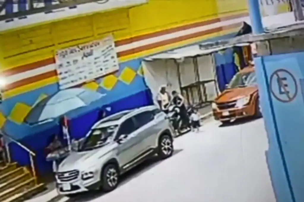 Imagen Menor se suelta de mano de su mamá y es atropellado por camión de basura al sur de Veracruz(+Video)