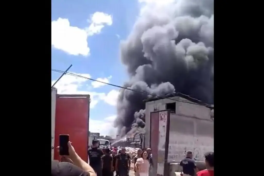 Imagen Fuerte incendio en bodega de PET en Tecámac (+Video)