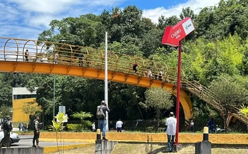 Imagen Mujer intenta arrojarse de puente peatonal del velódromo de Xalapa y la rescatan