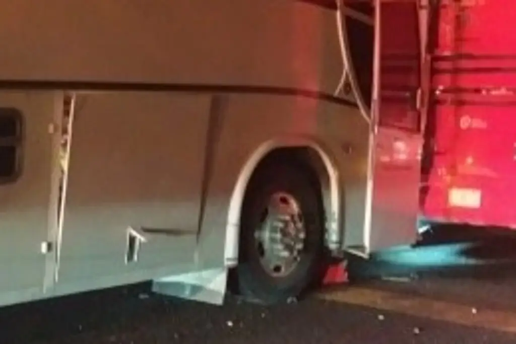 Imagen Chocan 2 autobuses en autopista de Veracruz; hay 4 lesionados 