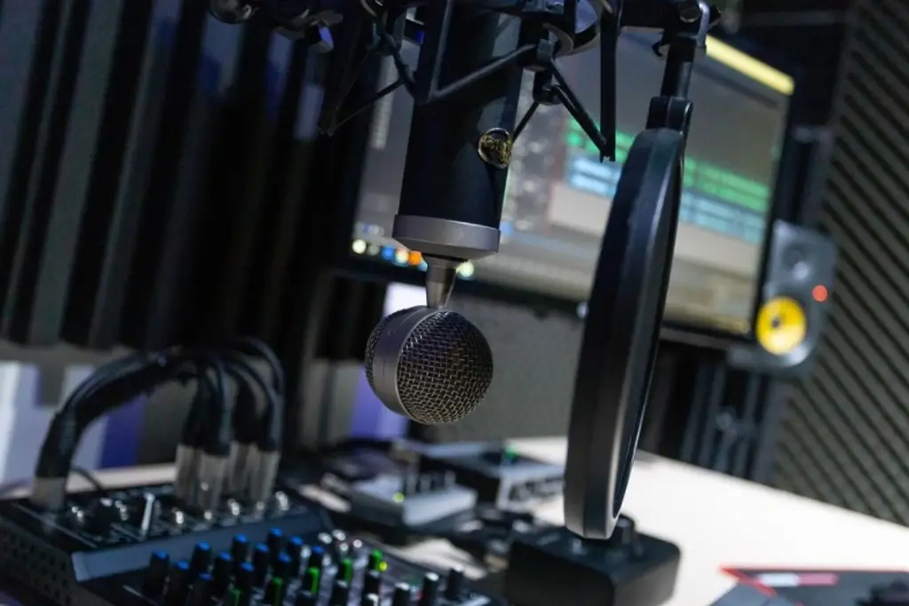 Imagen Una gran responsabilidad estar frente los micrófonos: trabajadores de la radio