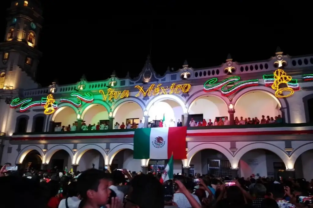 Imagen ¡Viva México, Viva Veracruz! Da grito de Independencia Paty Lobeira
