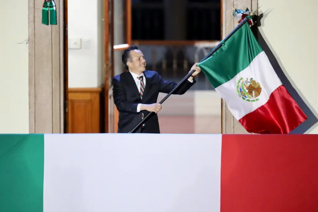 Imagen Cuitláhuac García da el Grito de Independencia en Xalapa, Veracruz
