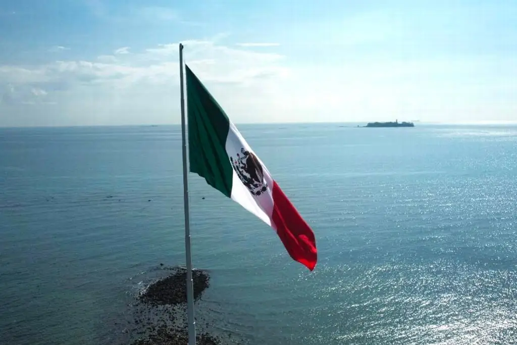 Imagen Izan Bandera monumental en Veracruz (FOTOS)