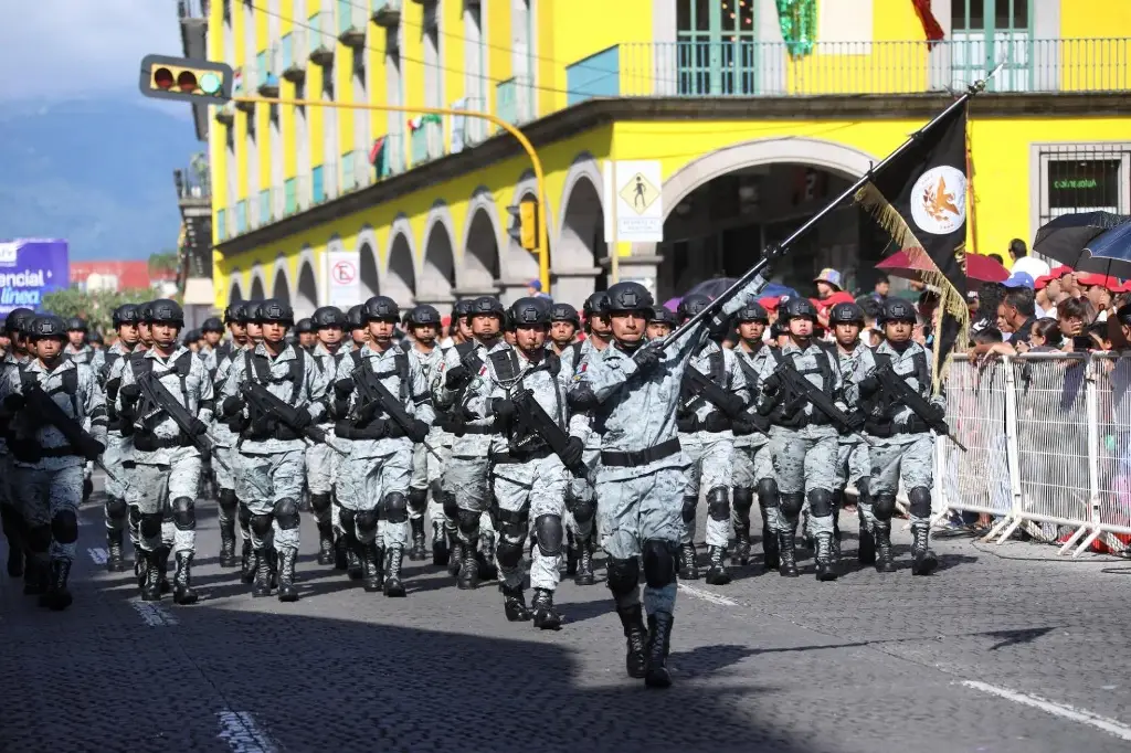 Imagen Realizan desfile por el 213 aniversario de la Independencia de México, en Xalapa