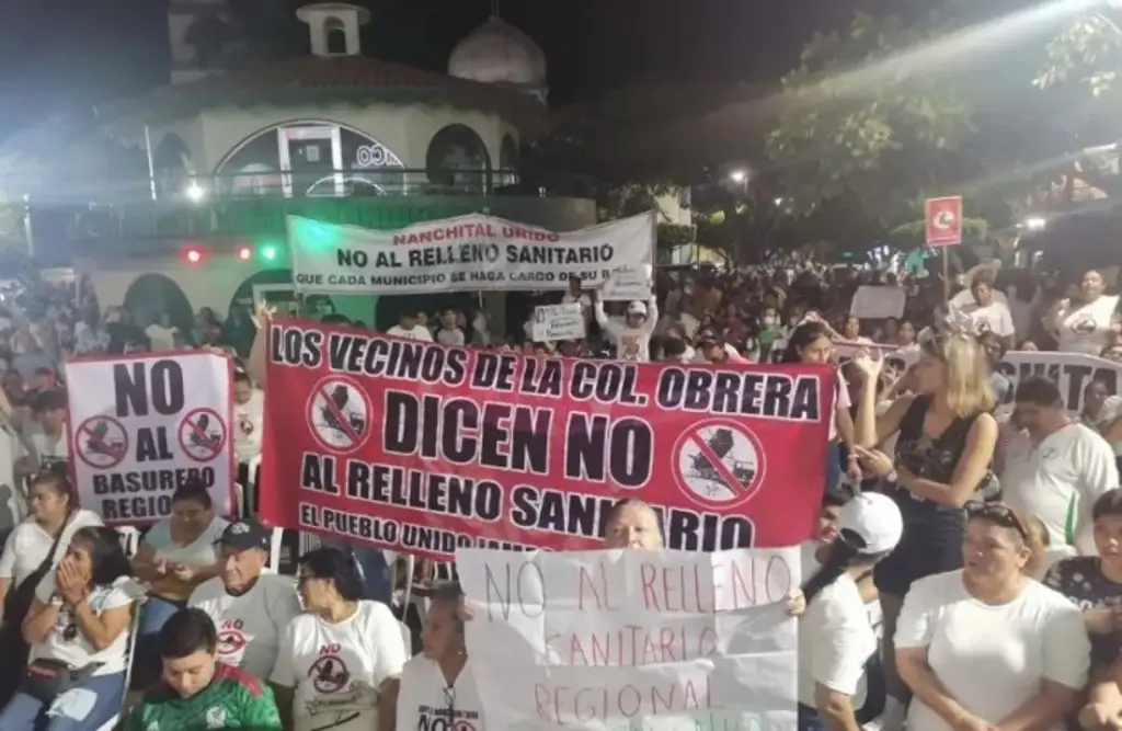 Imagen Pobladores bloquearon Grito de Independencia en Nanchital, Veracruz 