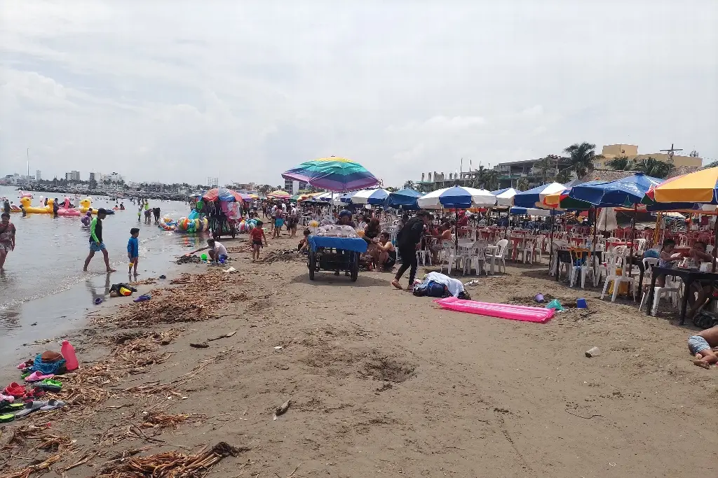 Imagen Turistas dan el grito y aprovechan visitar playas de Veracruz