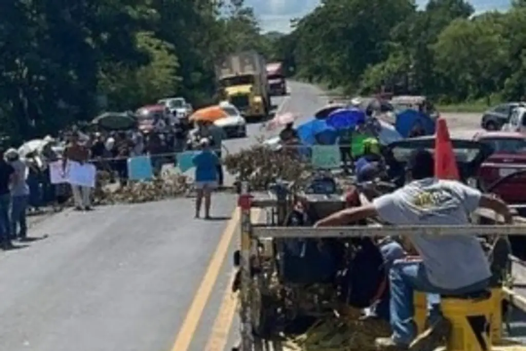 Imagen Bloquean la carretera federal Tuxpan-Tampico; esta es la razón 