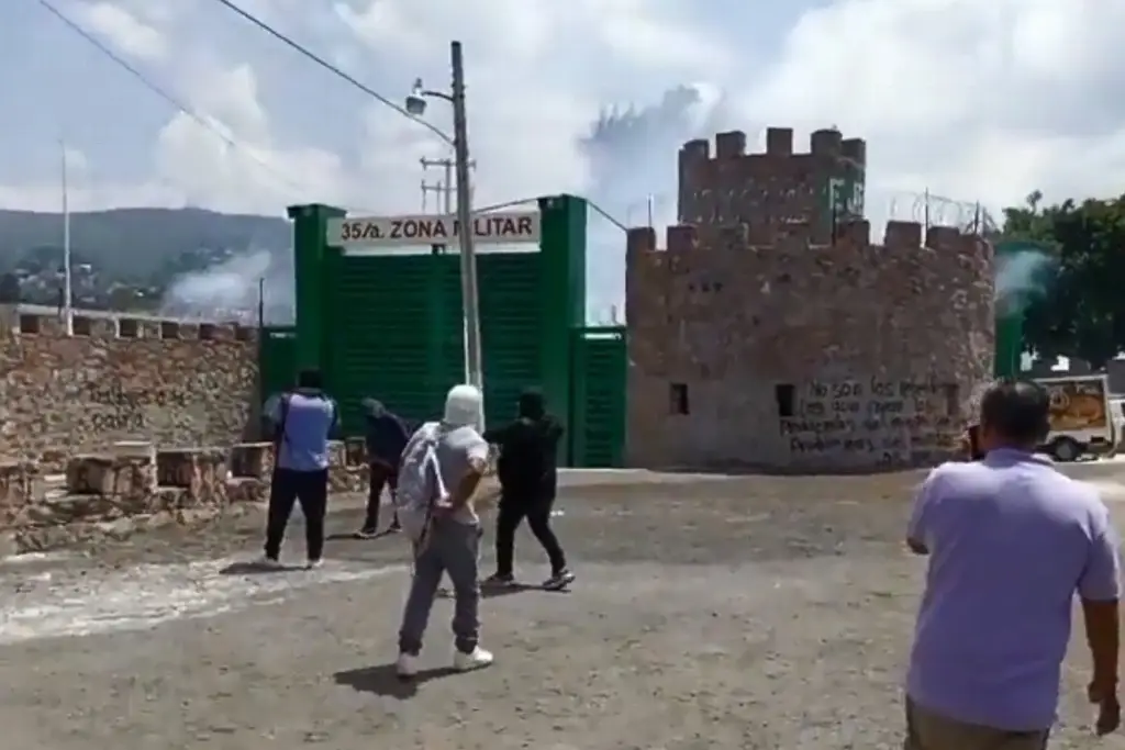 Imagen Militares impiden protesta por caso Ayotzinapa con gases lacrimógenos; normalistas responden con explosivos