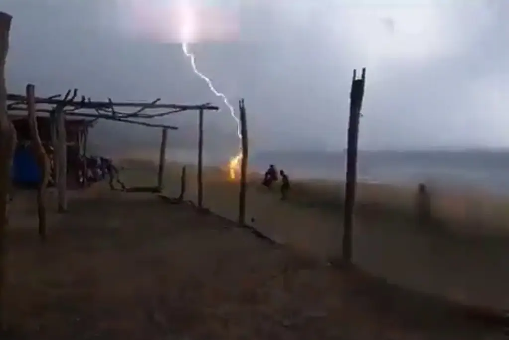 Imagen Captan momento en que mueren dos personas tras caerles un rayo en la playa (+Video)