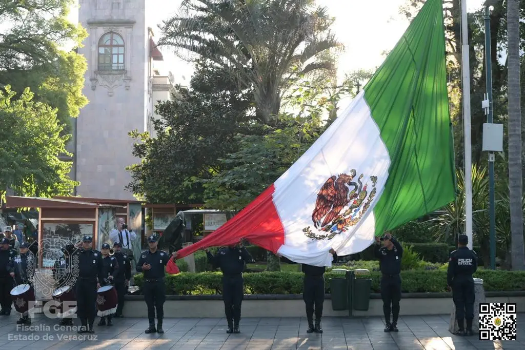 Imagen En Xalapa izan bandera a media asta en memoria de víctimas de sismos de 1985 y 2017