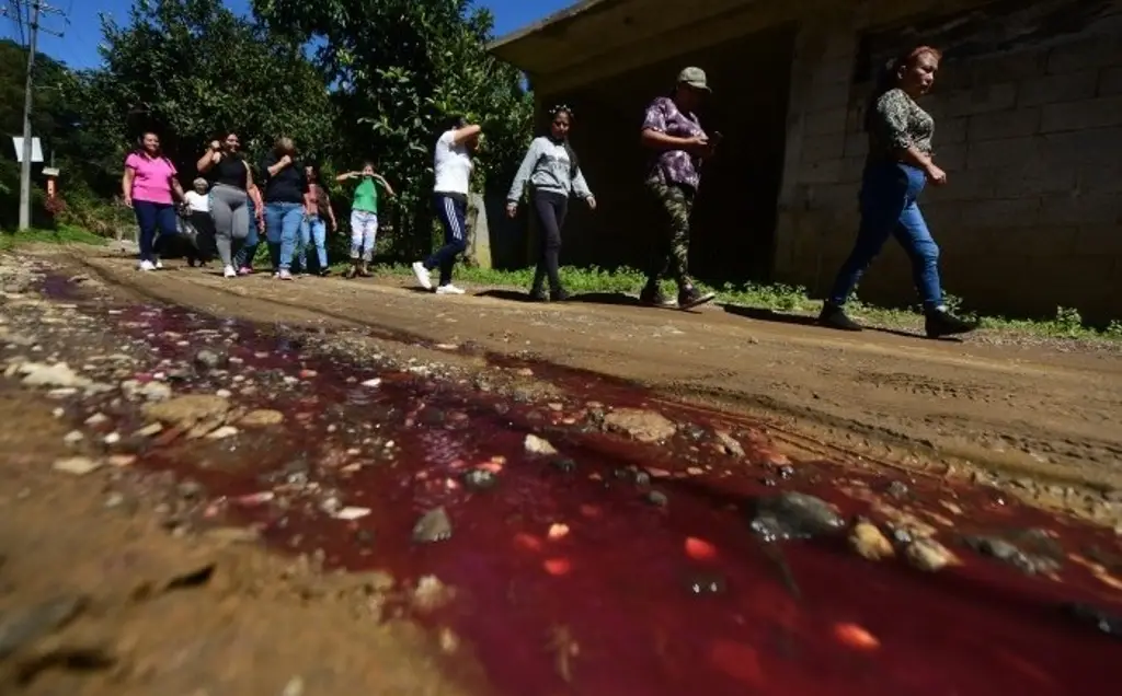 Imagen Habitantes de Jilotepec se quejan de rastro: Brota agua con sangre de las alcantarillas