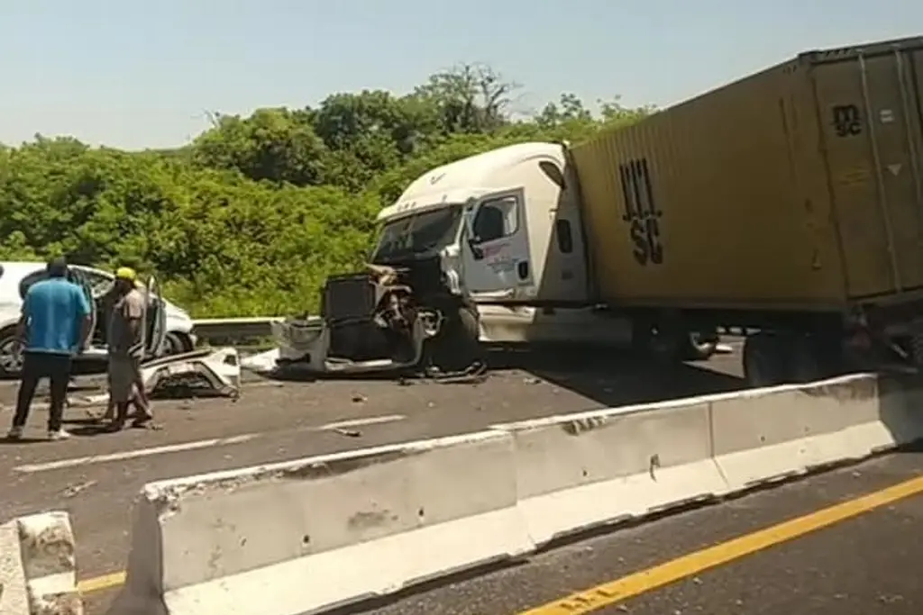 Imagen Fuerte accidente en autopista Veracruz – Cardel; hay cierre vial (+Video)