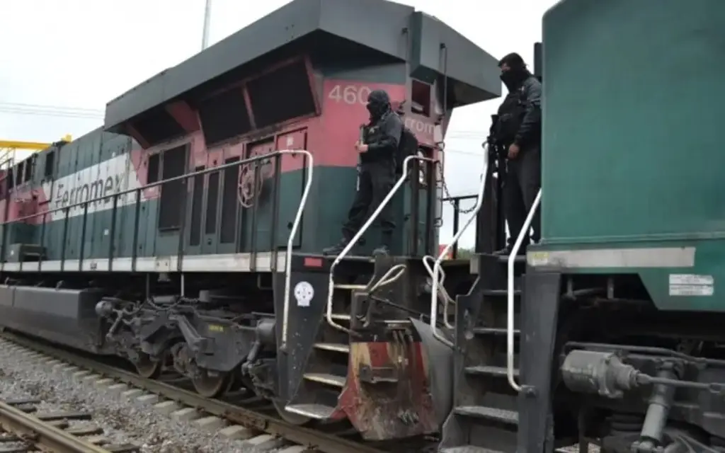 Imagen Ferromex suspende movimiento de trenes de carga por incremento de migrantes 