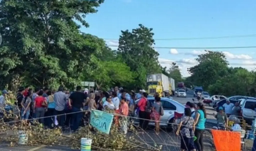 Imagen Aseguran que no hay solución por desabasto de agua en Naranjos; sigue bloqueo carretero