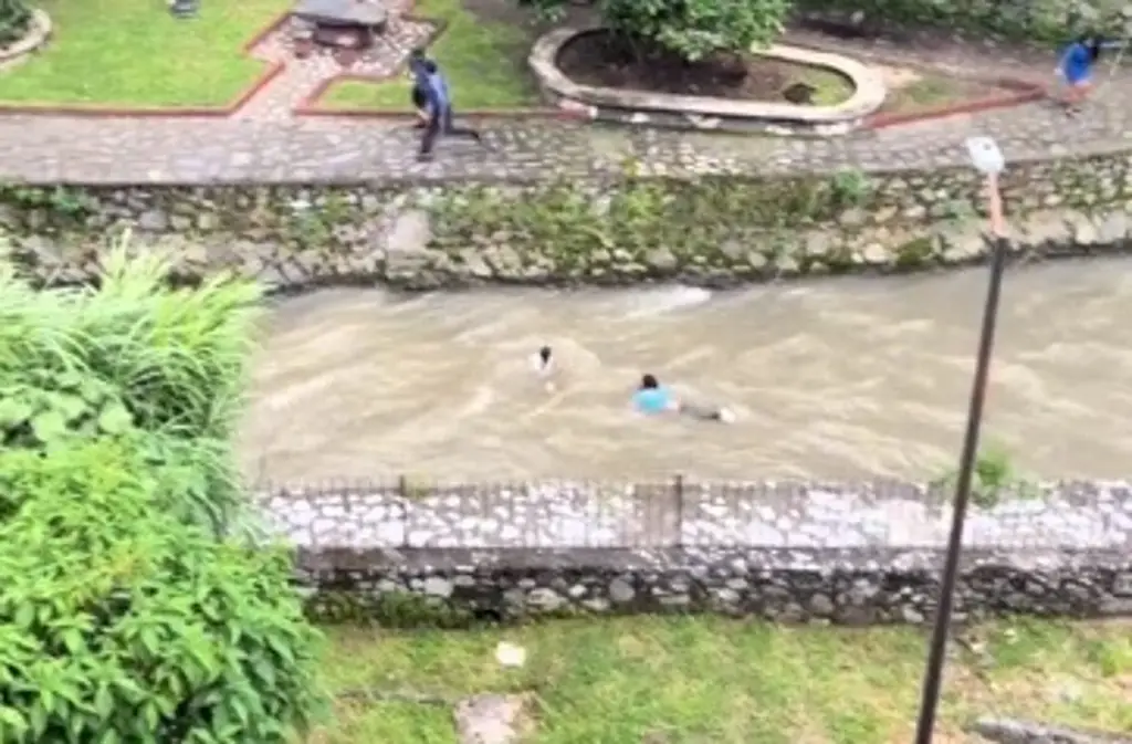 Imagen Madre de familia y su hija son arrastradas por río en Orizaba, Veracruz (+Video) 