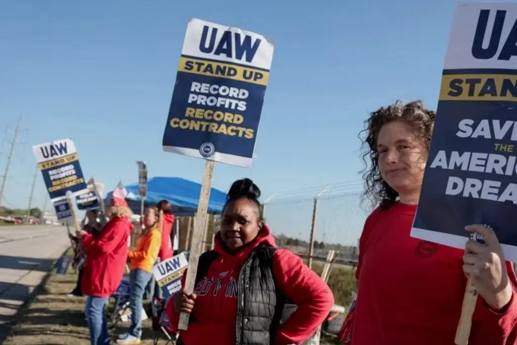 Imagen Trabajadores automotrices amenazan con ampliar huelga en EU