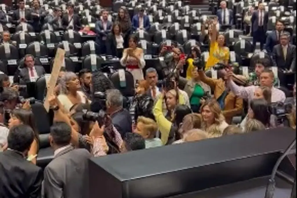 Imagen Jaloneos y empujones entre diputados por Paquete Económico; 'amarren a sus p3rras', se gritan