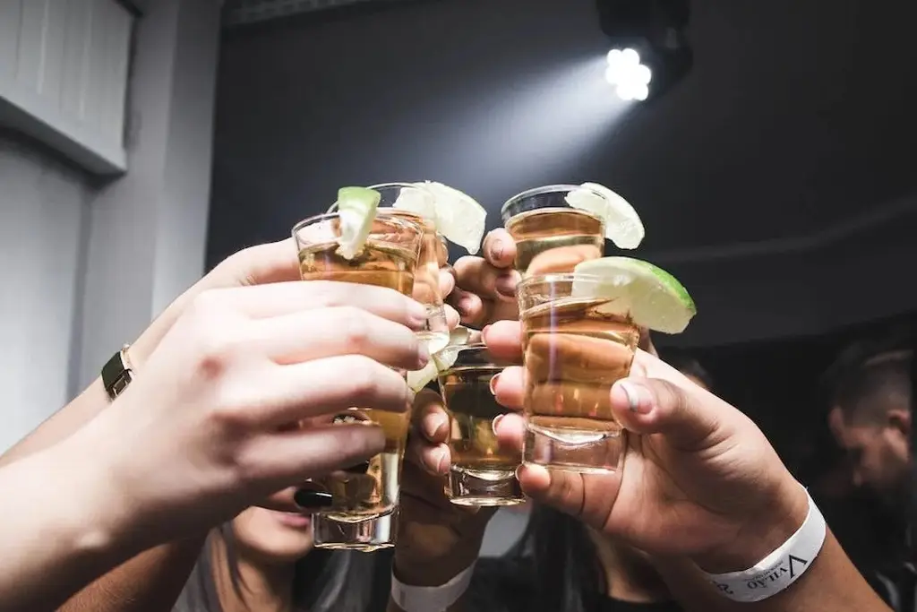 Imagen Estudio revela que hombres pueden sentir atracción por otros entre más toman alcohol