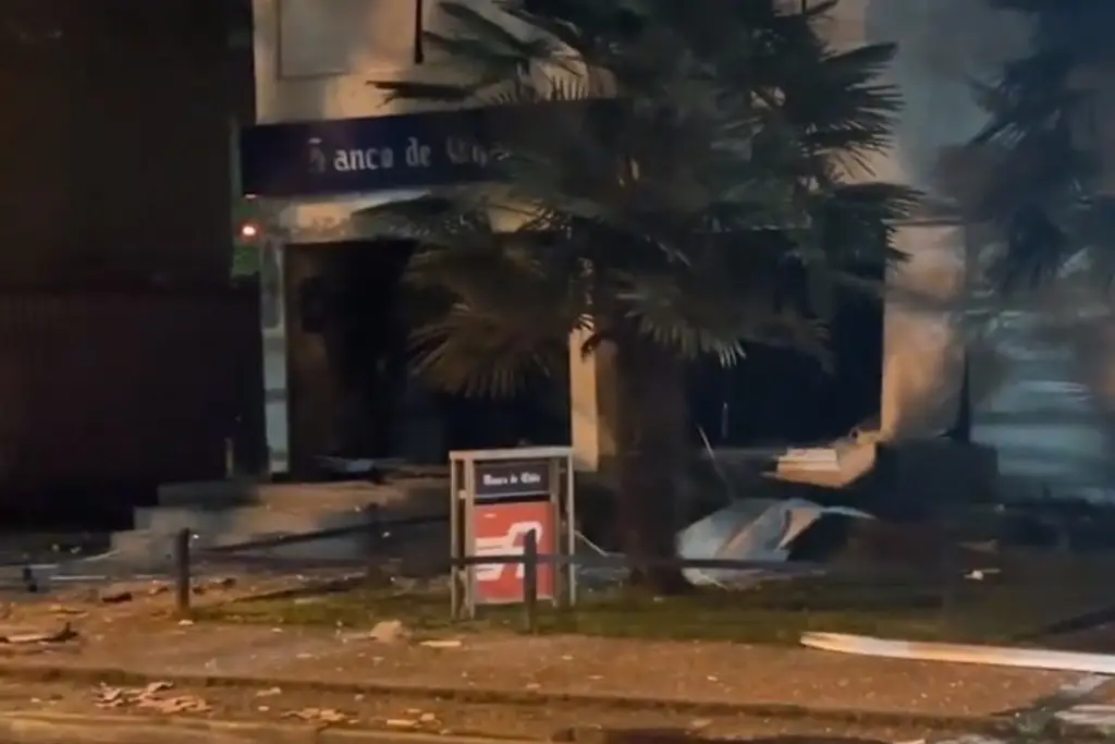 Imagen Ladrones intentan robar cajero automático y termina explotando