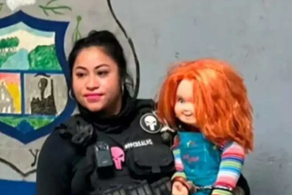 Imagen Detienen a “Chucky”; hombre usaba al muñeco para asustar y pedir dinero 