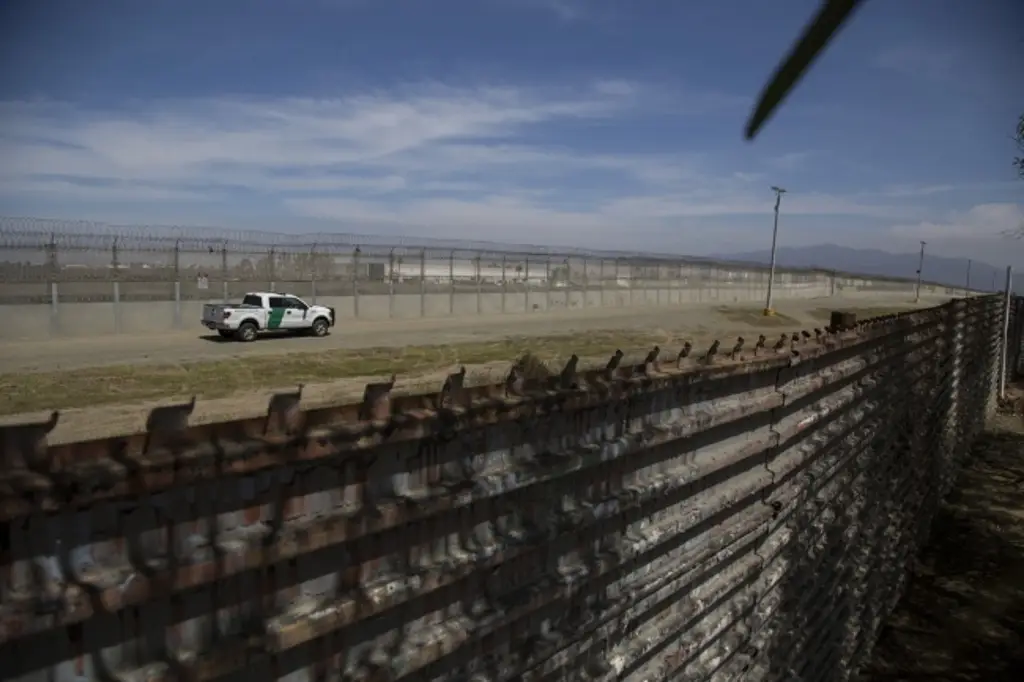Imagen Hallan 4 cuerpos de migrantes en frontera México-EU