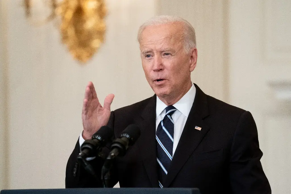 Imagen Aplican a Biden vacuna actualizada contra COVID-19 y la anual contra la gripe